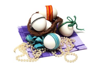 Paskalya tatili. Paskalya yumurtaları renkli kurdele ile. Fotoğraf.