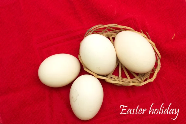 Paskalya tatili. Sepet yumurta. Fotoğraf.