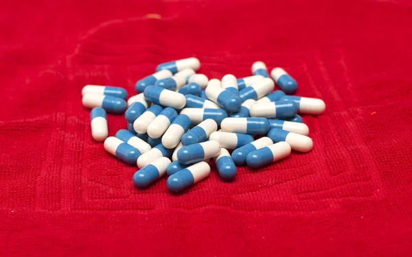 Μπλε ταμπλέτες σε κάψουλες. Ιατρική. Φωτογραφία. — Φωτογραφία Αρχείου