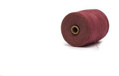 Kırmızı iplik makarası. Fotoğraf.