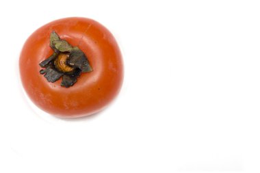 Beyaz bir arka planda turuncu Trabzon hurması. Fotoğraf.