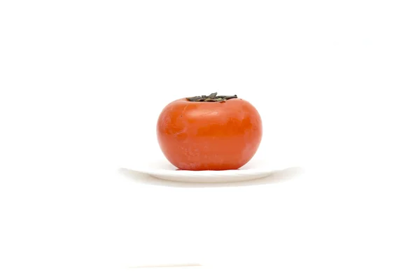 白地にオレンジ色の柿。写真. — ストック写真