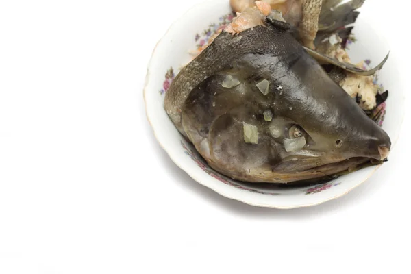 Haşlanmış balık bir plaka üzerinde. Fotoğraf.