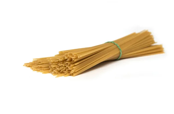 Un paquete de espaguetis de macarrones amarillos. Foto: . — Foto de Stock