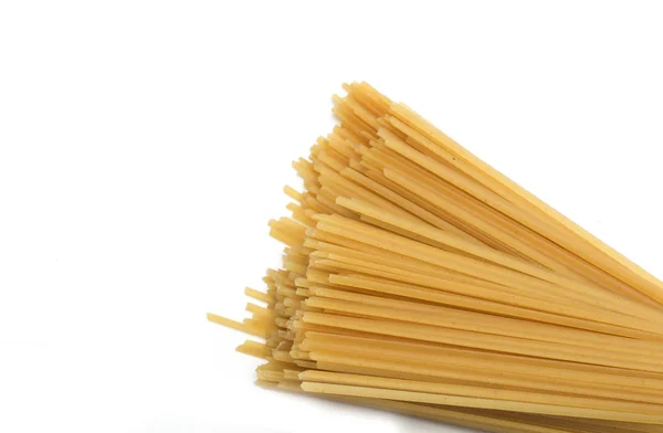 Un paquet de spaghettis aux macaronis jaunes. Photographie . — Photo