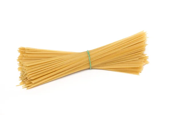 Пачка жёлтых макаронных спагетти. Фото . — стоковое фото