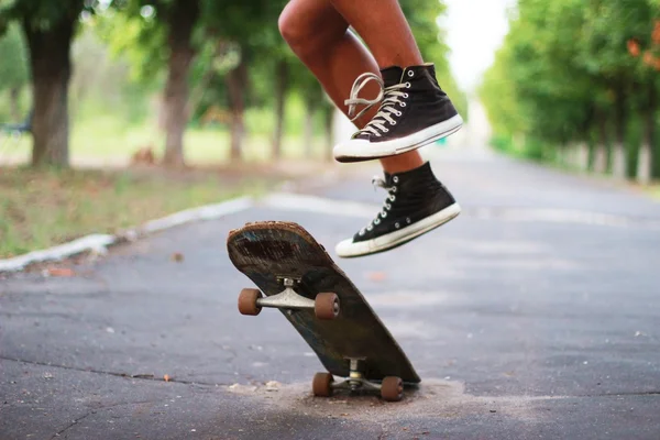 Saltare su uno skateboard — Foto Stock