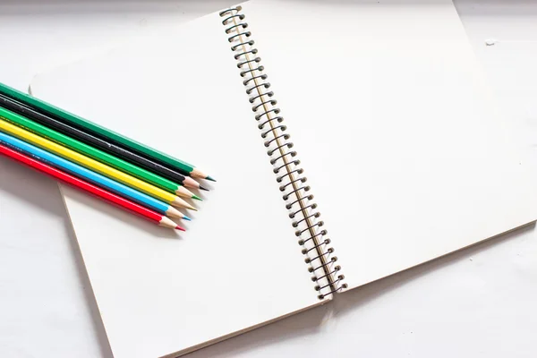 Színes ceruza és Notebook — Stock Fotó