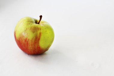 beyaz zemin üzerine kırmızı ve yeşil elma