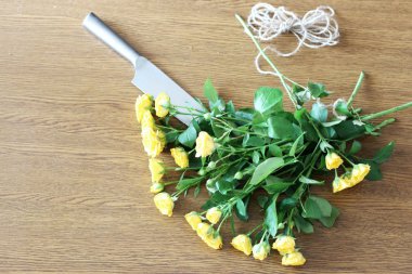 buket Sarı Gül ve bıçak