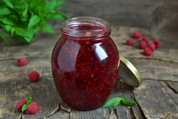 Confiture de framboise fraîche dans un bocal en verre — Photo