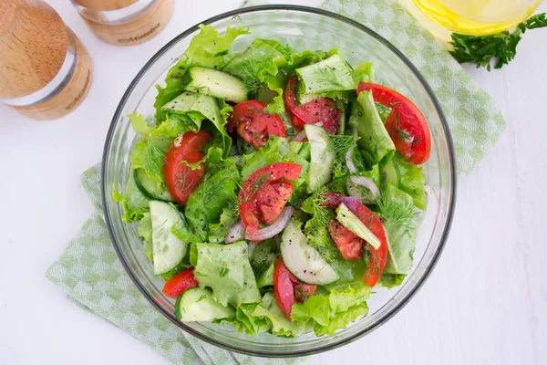 Vegetable salad of tomatoes, cucumbers and lettuce — Stok fotoğraf