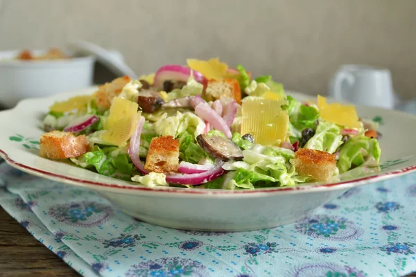 Ensalada de col china con croutons, queso y salsa delicada — Foto de Stock