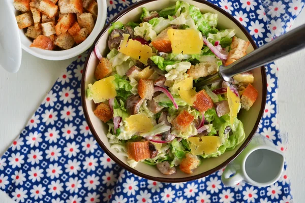Çin lahanası salatası kruton, peynir ve hassas sos 