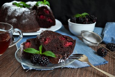 Çikolatalı browni kek ile serpilir böğürtlen ile toz