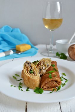 Hassas krep mantar ve peynir ile doldurulmuş