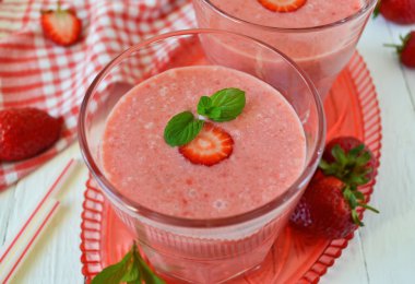 Yaz süt sheyk çilek, çilek smoothies ile 