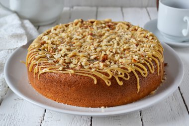 Karamel, yoğunlaştırılmış süt ve fındık ile pasta