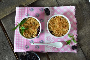 BlackBerry parçalamak yulaf ezmesi ve badem, rustik tarzı ile