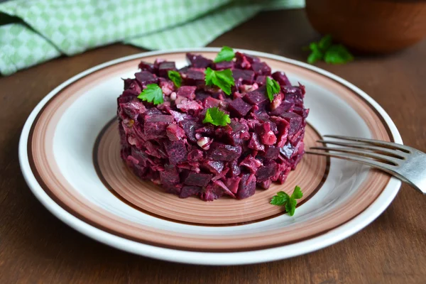 Salad with beets and chicken with walnut sauce — Stock Photo, Image