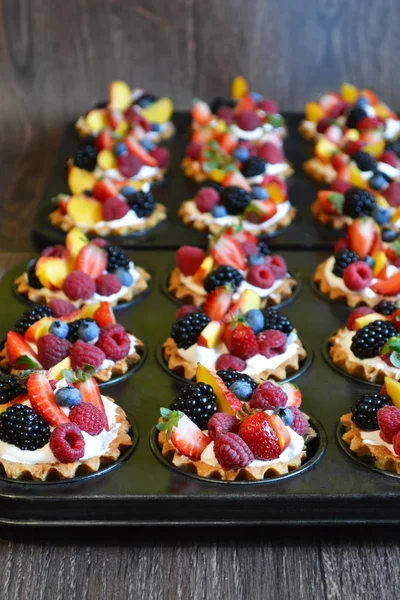 Песочные тарталетки с безе и ягодами — стоковое фото