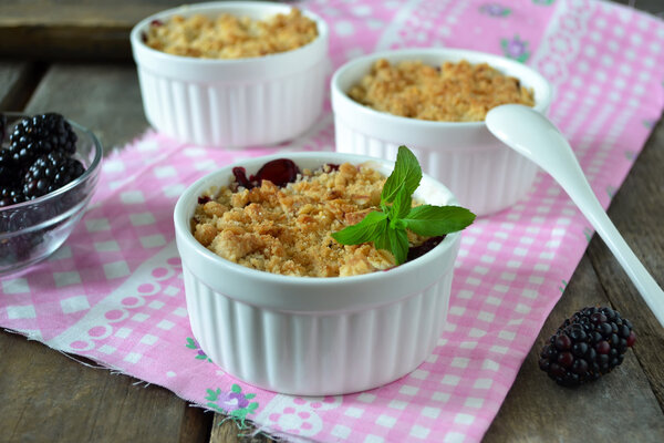 Blackberry crumble with oatmeal and almonds, rustic style