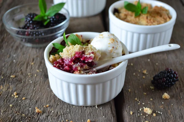 Blackberry crumble with oatmeal and almonds, rustic style — Stock Photo, Image