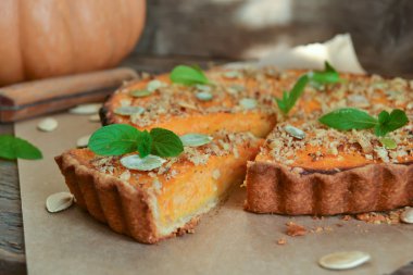 krema ve tarçın rustik zemin üzerine balkabağı tart 