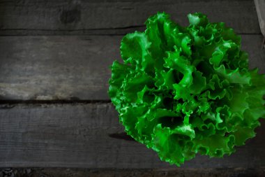 Ahşap arka plan üzerinde taze, yeşil marul 