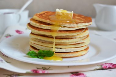 Tereyağı ve bal ile Kahvaltıda krep 