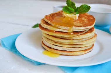 Tereyağı ve bal ile Kahvaltıda krep 