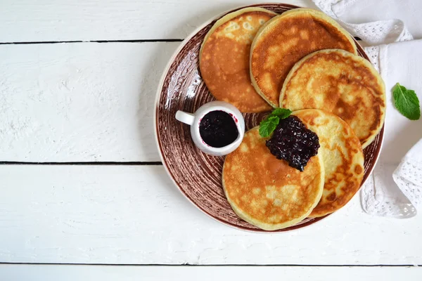 Beyaz bir arka plan üzerinde berry ile Kahvaltıda krep jam — Stok fotoğraf