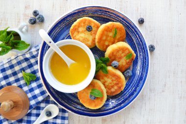 Bal ve breakfa için çilek süzme peynir Cheesecakes