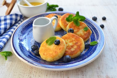 Bal ve breakfa için çilek süzme peynir Cheesecakes