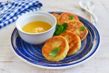 Bal ve breakfa için çilek süzme peynir Cheesecakes