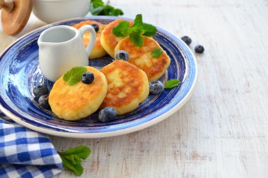 Bal ve breakfa için çilek süzme peynir Cheesecakes