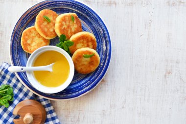 Bal ve breakfa için çilek süzme peynir Cheesecakes