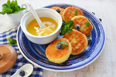 Bal ve breakfa için çilek süzme peynir Cheesecakes
