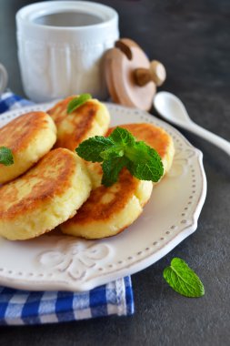 Bal ve breakfa için çilek süzme peynir Cheesecakes
