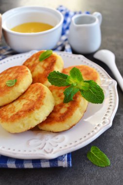 Bal ve breakfa için çilek süzme peynir Cheesecakes