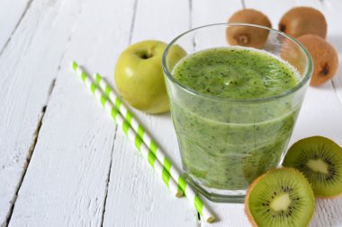 Pişirme işlemi smoothies, kivi, yeşil elma ve ıspanak, 