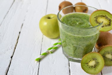 Pişirme işlemi smoothies, kivi, yeşil elma ve ıspanak, 