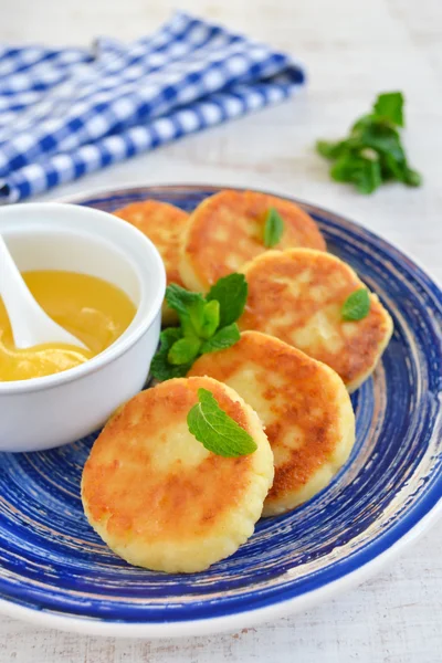 Bal ve breakfa için çilek süzme peynir Cheesecakes