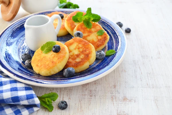 Bal ve breakfa için çilek süzme peynir Cheesecakes