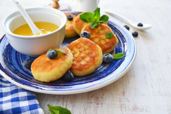 Bal ve breakfa için çilek süzme peynir Cheesecakes