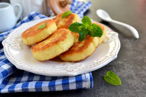 Bolos de queijo de casa de campo com mel e bagas de breakfa — Fotografia de Stock