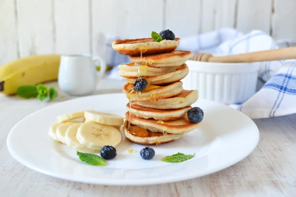 Pancakes for breakfast with honey and blueberries — Stock Photo, Image