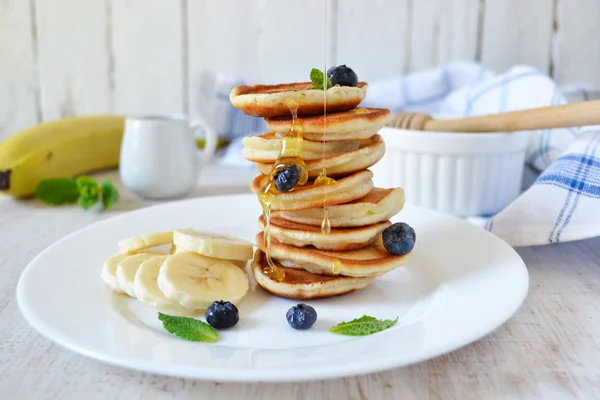 Pancakes for breakfast with honey and blueberries — Stock Photo, Image