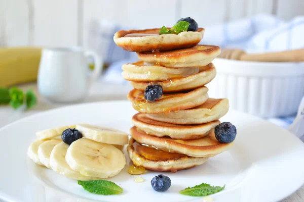 Pancakes for breakfast with honey and blueberries — Stock Photo, Image