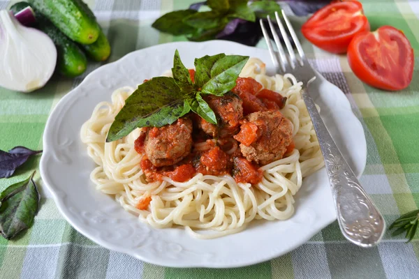 Espaguete com molho de tomate e almôndegas — Fotografia de Stock